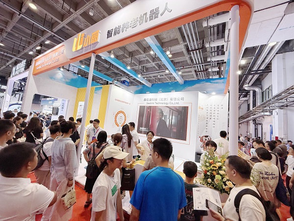 小麗養(yǎng)老機(jī)器人綻放健康與溫情陪伴——來自世界機(jī)器人大會報(bào)道